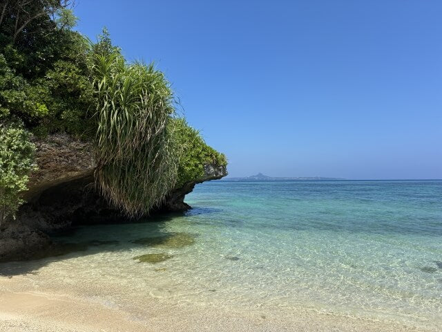 青い空と美しい海の隠れた浜辺