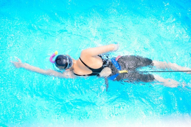 水中で泳ぐ人の爽快な水泳
