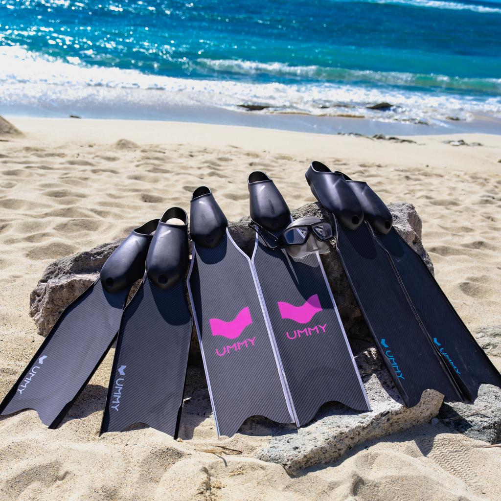 砂浜に並べられたシュノーケル用フィン