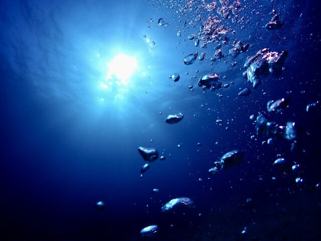 海中の光と泡が幻想的な風景